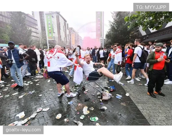 欧洲杯决赛门票抢购热潮席卷全球,球迷热情高涨迎足球盛宴 欧洲杯决赛门票抢购热潮席卷全球,球迷热情高涨迎足球盛宴