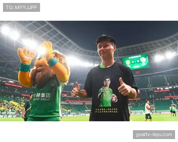 足球转会市场持续升温，明星球员加盟新东家引发热议