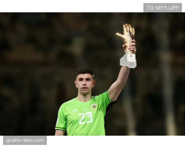 马丁内斯登顶全球门将榜首，状态回升引新赛季期待