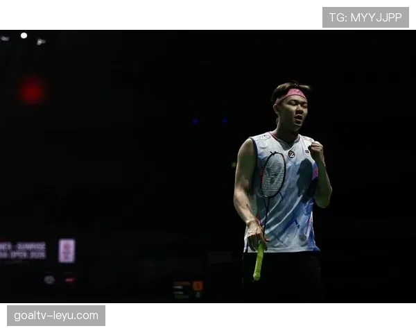 李梓嘉比赛结束秒变“理工宅”，路边买泡面被认出尴尬爆棚！